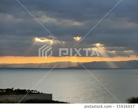 Light leaking from the clouds Light leaking from the clouds 35916837