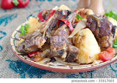 Traditional stew with lamb chops and vegetables 35917003