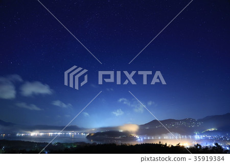Night view of Lake Yamanaka 35919384