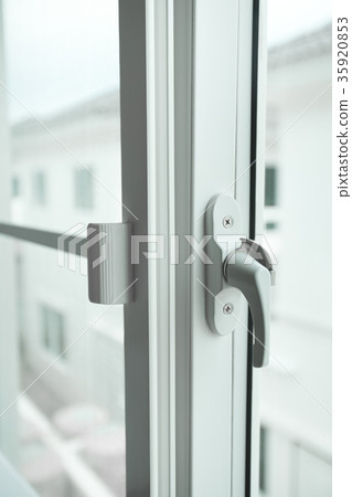 Pleas close the window, plastic window and handle 35920853
