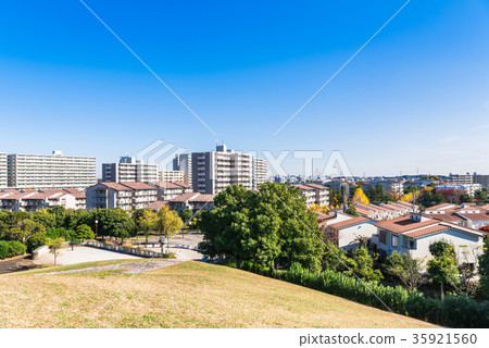 Residential area where the blue sky spreads 35921560