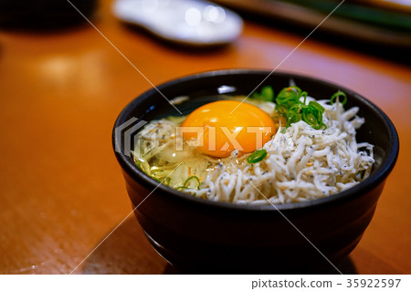 在米飯上炒香菇 在米飯上炒香菇 35922597