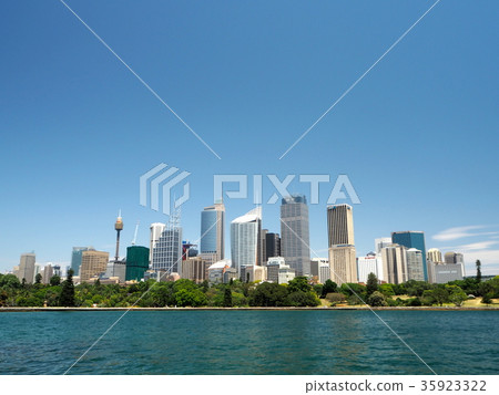 位於悉尼市中心的一座摩天大樓，面向悉尼灣 35923322