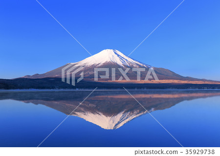 Lake Yamanaka _ sunny sunny upside down Fuji 35929738