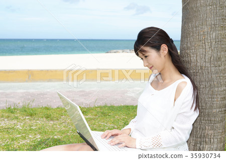 放鬆在海岸的婦女 放鬆在海岸的婦女 35930734