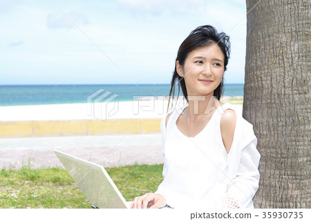 放鬆在海岸的婦女 放鬆在海岸的婦女 35930735