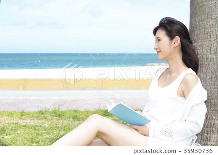 放鬆在海岸的婦女 放鬆在海岸的婦女 35930736