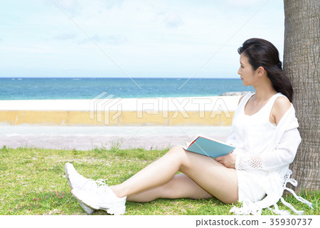 放鬆在海岸的婦女 35930737