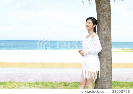 放鬆在海岸的婦女 放鬆在海岸的婦女 35930738