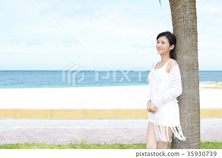 放鬆在海岸的婦女 35930739