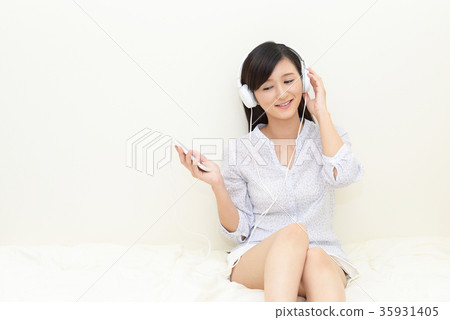 一個女人聽音樂 一個女人聽音樂 35931405