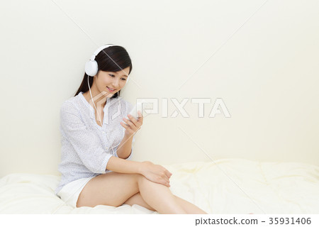 一個女人聽音樂 一個女人聽音樂 35931406