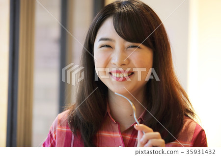 用餐在咖啡館的婦女 35931432