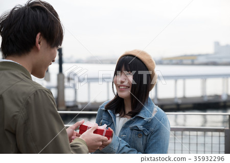 送禮的男人 送禮的男人 35932296