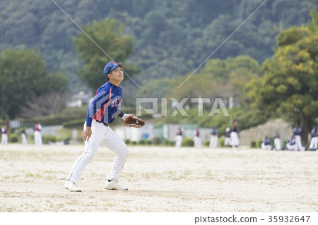 Good youth active in softball games 35932647