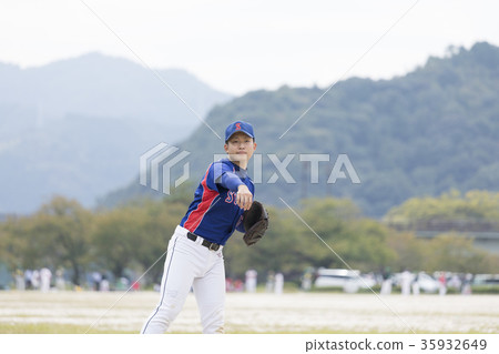 Good youth active in softball games 35932649