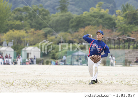 Good young man throwing in a beautiful pitching form 35933057