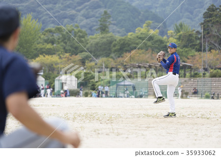 Good young man throwing in a beautiful pitching form 35933062