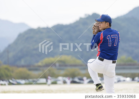 Good young man throwing in a beautiful pitching form Good young man throwing in a beautiful pitching form 35933068