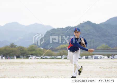 Good young man throwing in a beautiful pitching form 35933075