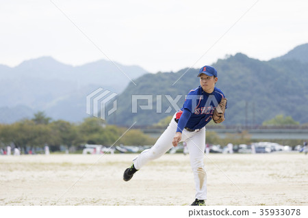 Good young man throwing in a beautiful pitching form 35933078