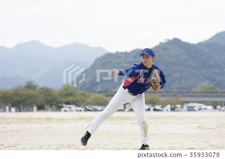 Good young man throwing in a beautiful pitching form 35933079