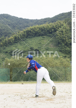 Good young man throwing in a beautiful pitching form 35933082