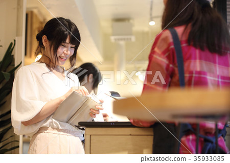 Woman accounting 35933085