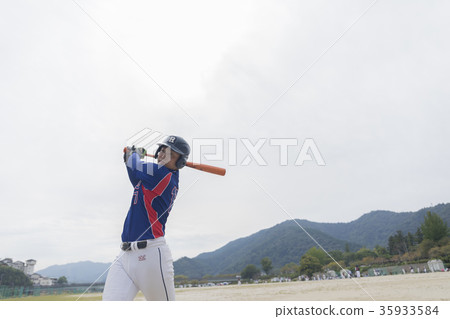 好年輕人以美麗的擊球形式擺動 35933584