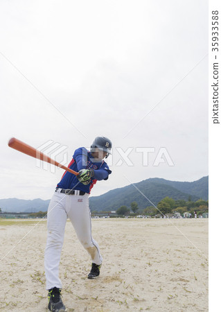 好年輕人以美麗的擊球形式擺動 35933588