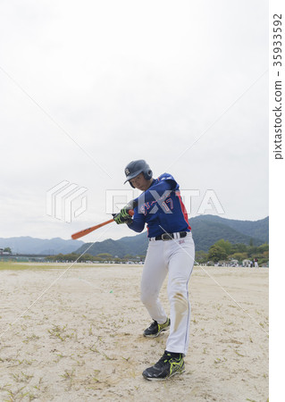 Good young man swinging in a beautiful batting form 35933592