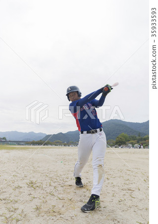 好年輕人以美麗的擊球形式擺動 35933593