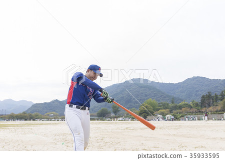 Good young man swinging in a beautiful batting form 35933595
