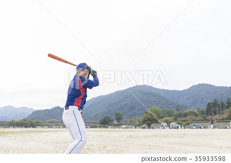Good young man swinging in a beautiful batting form Good young man swinging in a beautiful batting form 35933598