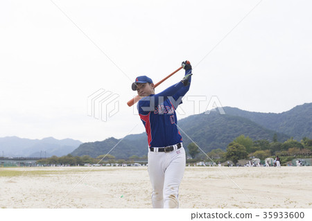 好年輕人以美麗的擊球形式擺動 好年輕人以美麗的擊球形式擺動 35933600