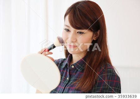 A woman to make up A woman to make up 35933639