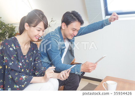 一對夫婦很高興看到智能手機 一對夫婦很高興看到智能手機 35934426