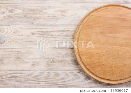 Old wooden cutting board, round wooden 35936017
