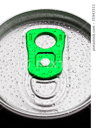 Aluminium soda drink tin top view with dew drops 35943551