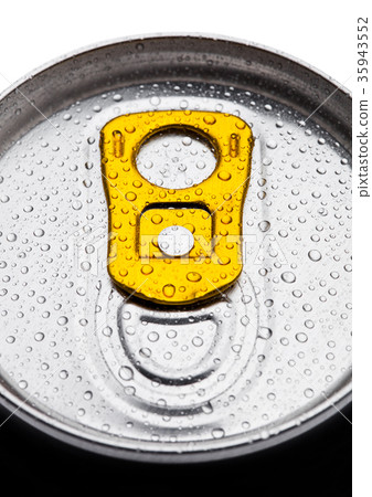 Aluminium soda drink tin top view with dew drops 35943552