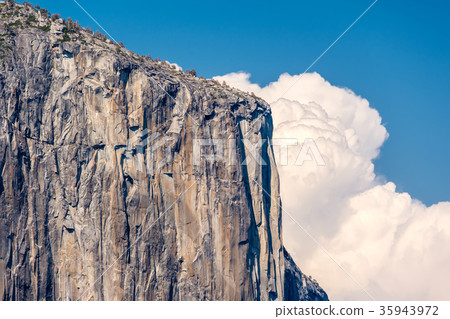 El Capitan rock formation close-up in Yosemite 35943972