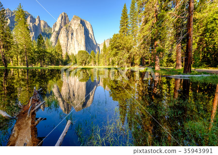 Middle Cathedral Rock  35943991