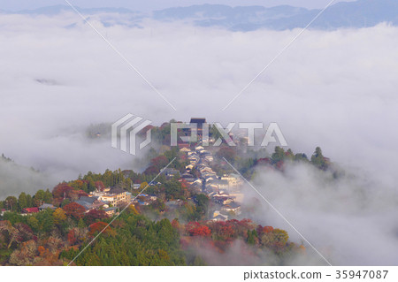 [Autumn leaves and sea of clouds on Mt. Yoshino] Mt. Yoshino, Yoshino-cho, Yoshino-gun, Nara 35947087