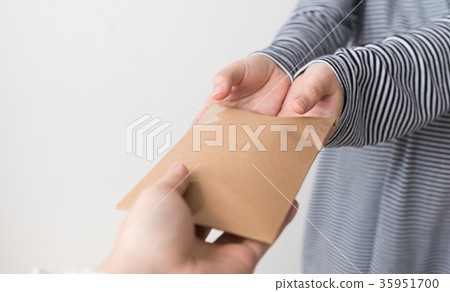 包含某物的紙板信封 包含某物的紙板信封 35951700