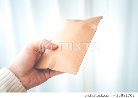 包含某物的紙板信封 35951702