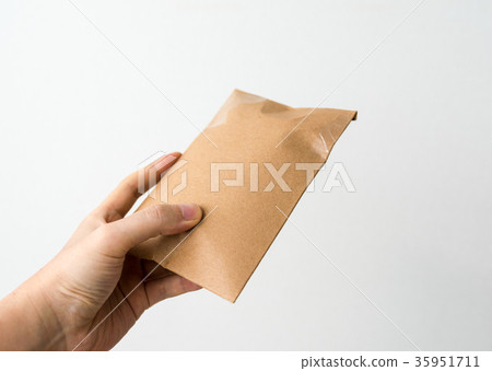 包含某物的紙板信封 35951711