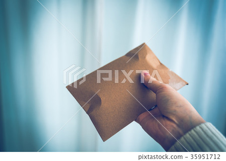 A cardboard envelope containing something 35951712