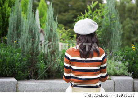 畫一張照片的婦女在公園 35955133