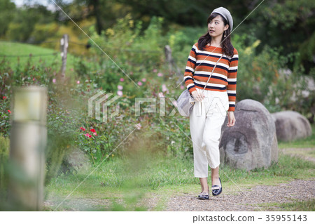 一個女人在公園散步 35955143