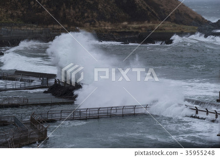 High waves coming High waves coming 35955248